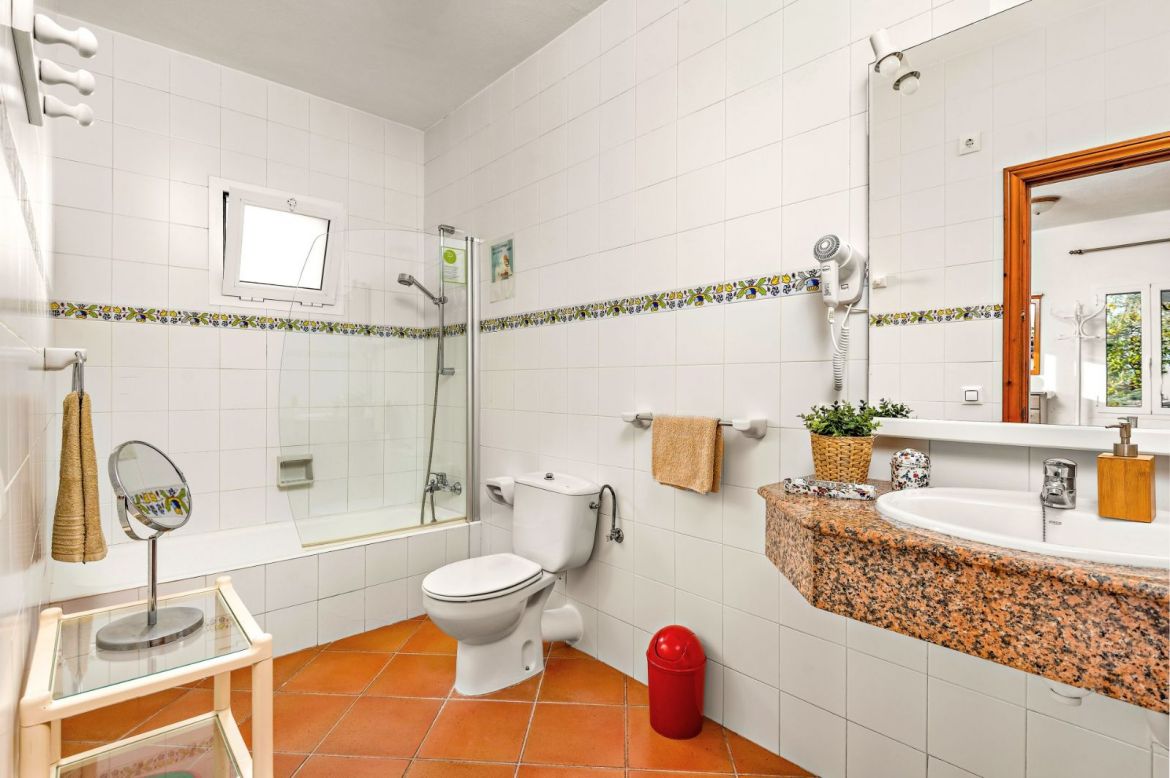 Second bathroom at Finca Llucasaldent Menor